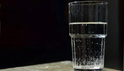 Почему не стоит пить воду перед сном: это вовсе не безобидная привычка