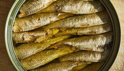 Ценная жидкость для кулинаров: почему нельзя выливать масло от шпрот