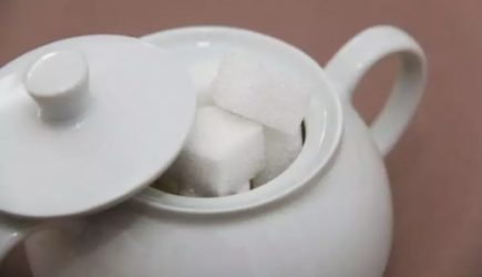 Зачем класть в сахарницу лавровый лист: хитрость опытных хозяек