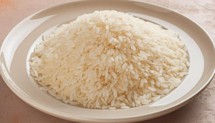 Зачем опытные хозяйки ставят в шкаф чашку с рисом?