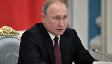 Путин запретил преступникам приближаться к детям