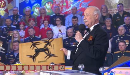 Якубовичу вручили презент из зоны СВО на «Поле чудес»