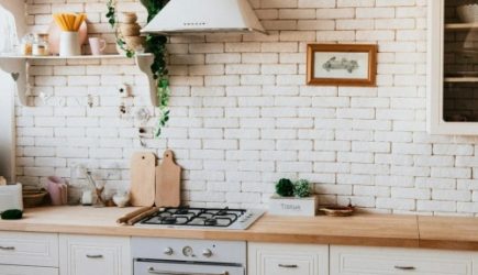 Не беда, если нет вытяжки: 3 народных способа избавиться от неприятных запахов на кухне