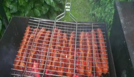 Как быстро очистить решетку и шампуры от шашлыков: способ &ndash; огонь