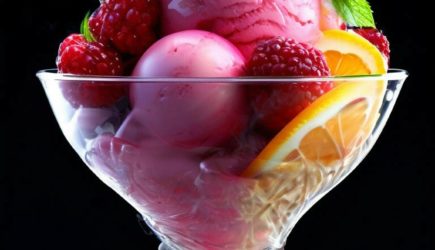 Ягодное мороженое &mdash; это не просто десерт, а настоящее произведение кулинарного искусства!