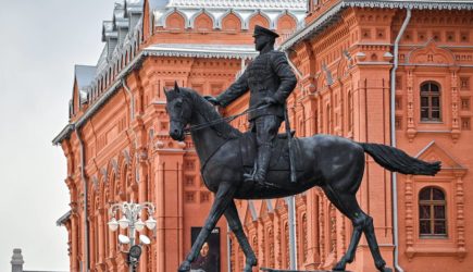 Женщины нанесли надпись «ГУР» на памятник полководцу Жукову на Манежной площади