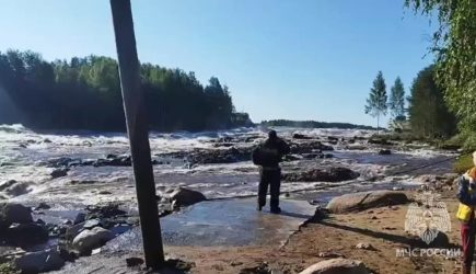 Власти сообщили о росте числа пропавших без вести после прорыва дамбы в Карелии