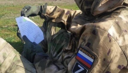 «За твоей спиной тысяча жизней». На теле бойца СВО нашли послание российской школьницы.