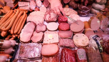 Диетолог предупредил о смертельной опасности популярных мясных продуктов