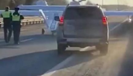 Самолет неожиданно сел на российскую трассу