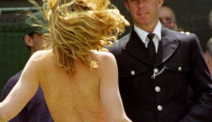 Официантка выбежала на поле в одном переднике и стала звездой Уимблдона