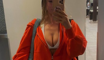 «Самая сексуальная в мире волейболистка» показала откровенное декольте после тренировки