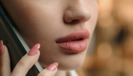 Оператор секса по телефону рассказала о терзающей ее дилемме и обратилась за советом