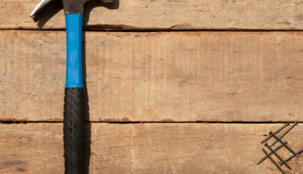 Школьник объяснил, за что разбил педагогу голову молотком