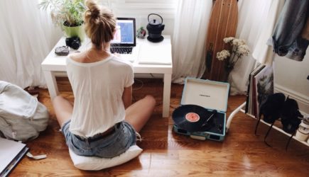 Муж попрекал жену деньгами и унижал ее перед гостями, пока не вскрылась правда