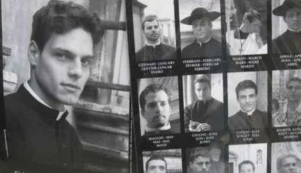 &laquo;Я грешила весь год&raquo;. Как календарь с молодыми и сексуальными священниками Ватикана спасает туризм