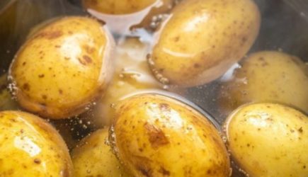 Картошка в мундире сохранит свою форму: бабушкин способ приготовления необычного блюда