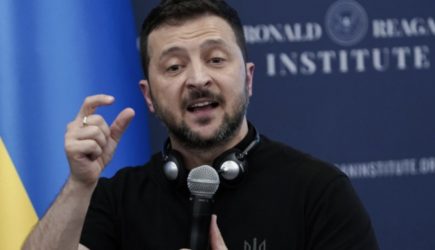 &laquo;Пробил дно&raquo;. В России отреагировали на предупреждение Зеленского к мировым лидерам о возможной опасности 9 Мая в Москве