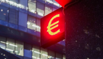 Курс евро упал ниже 90 рублей