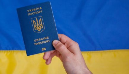 Находящимся за рубежом украинцам дали две недели, чтобы забрать загранпаспорта