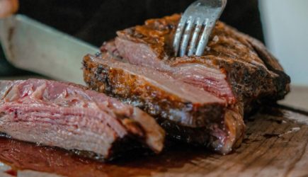 Людям старше 60 лет назвали самые вредные продукты