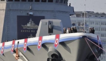 В Северной Корее при спуске нового эсминца на воду произошла авария. Все случилось на глазах у Ким Чен Ына