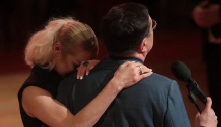 «Люди, помогите!»: Волочкова впала в истерику на похоронах Григоровича