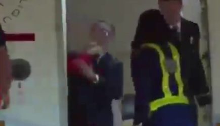 Макрон получил пощечину от своей жены и попал на видео