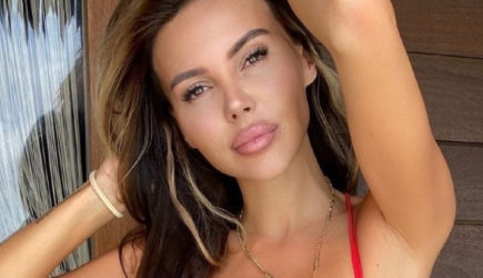 Многодетная Самойлова показала со всех ракурсов фигуру в микробикини