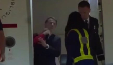 Эксперт расшифровал, что жена сказала Макрону после пощечины