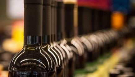 В Ленинградской области уменьшили время продажи алкоголя на два часа