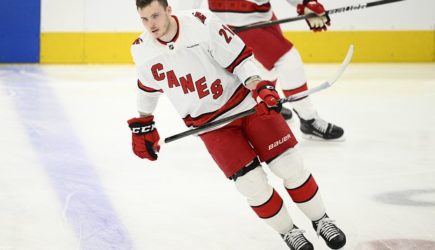 Российский защитник «Каролины» Александр Никишин наконец-то заработал свое первое очко в НХЛ