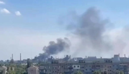 В Ровно полыхает бывший завод