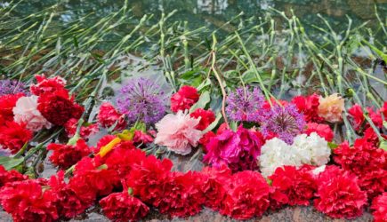 Люди несут цветы к легендарному дому Александра Домогарова