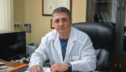 Доктор Мясников рассказал о пробовавших мочу пациентов врачах