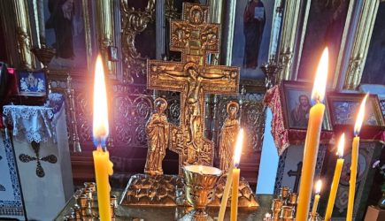 Люди несут цветы к дому Светланы Немоляевой в центре Москвы