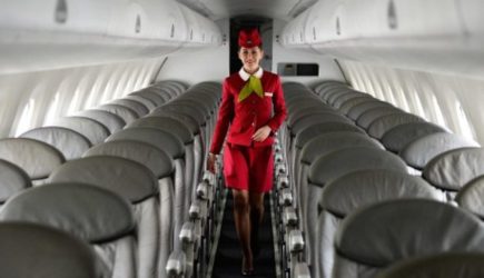 Стюардесса рассказала, почему в самолет нельзя надевать джинсы или кроссовки