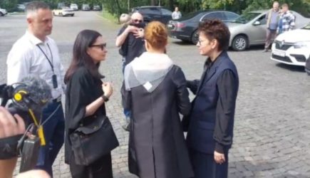 Жена и дочь Юрия Мороза покинули место прощания с режиссёром без комментариев