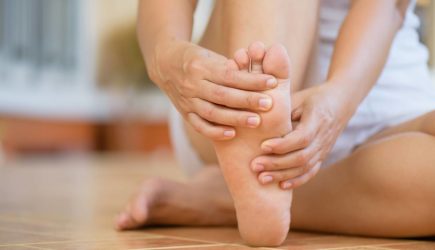 Женщина списала боль в ногах на воспаление нерва и оказалась смертельно больна