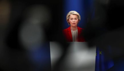 Фон дер Ляйен отреагировала на прекращение военной помощи США Украине