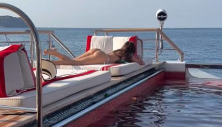 52-летняя София Вергара позагорала в стрингах