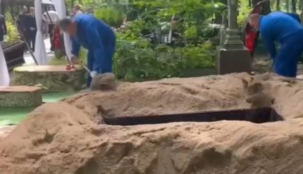 Странной детали на похоронах Старовойта дали четкое объяснение