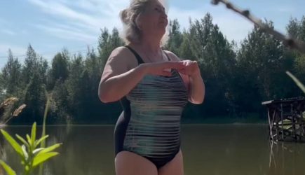 Мать Анастасии Ивлеевой снялась в купальнике