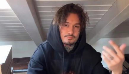 Сбежавший из России артист начал выступать перед собаками