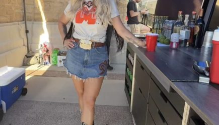 41-летняя певица оконфузилась на сцене из-за мини-юбки