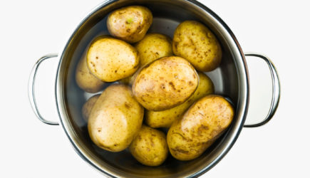 Воду после варки картофеля выливать нельзя. Она пригодится — гениальные хитрости