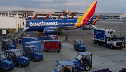 Авиакомпания забыла слепых пассажирок в аэропорту