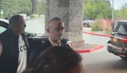 ЕвроСМИ устроили истерику насчёт надписи на&nbsp;футболке Лаврова на&nbsp;Аляске