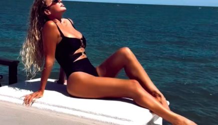 Анна Седокова в купальнике позагорала в Майами