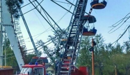 Россияне оказались заблокированы на высоте 15 метров из-за остановки аттракциона